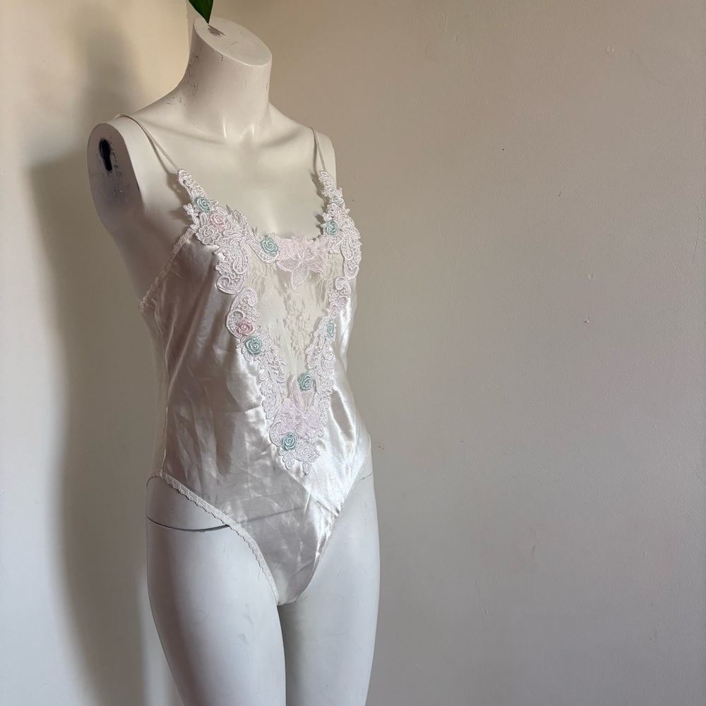 Vintage Victoria’s Secret satin bodysuit (S) 💗